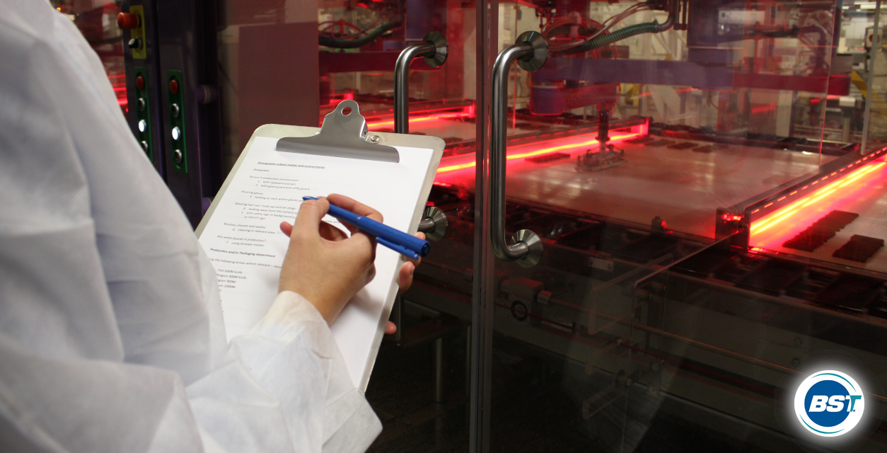 Iemand die werkt met de pen van het merk BST